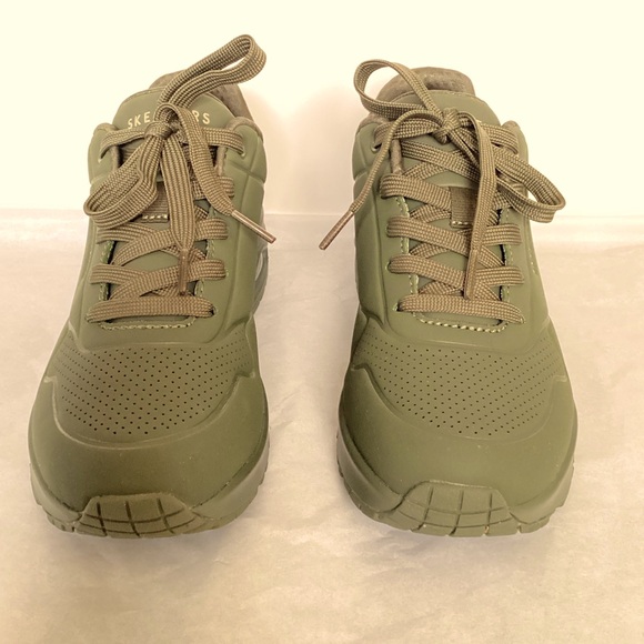 Women’s army green Skechers sneakers size7.5 - Picture 1 of 7